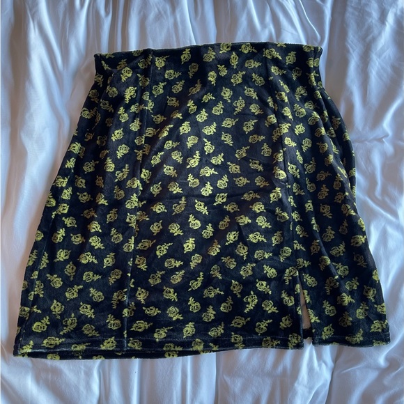 Black velvet mini skirt with yellow roses - Picture 4 of 4